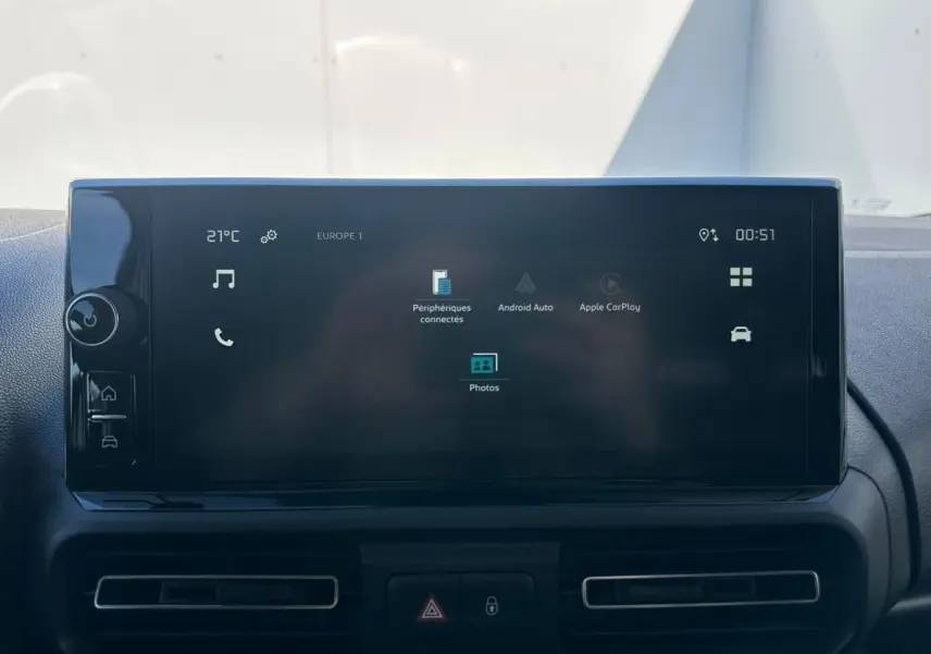Écran tactile central du tableau de bord du Citroën Berlingo blanc, affichant Android Auto et Apple CarPlay.