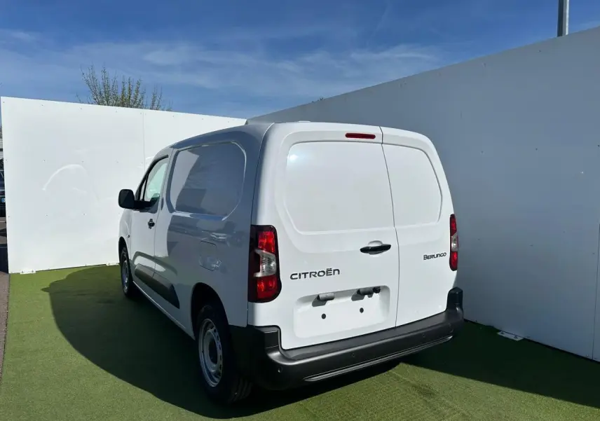 Vue arrière d'un utilitaire Citroën Berlingo blanc Icy avec portes battantes et pare-chocs noir mat.
