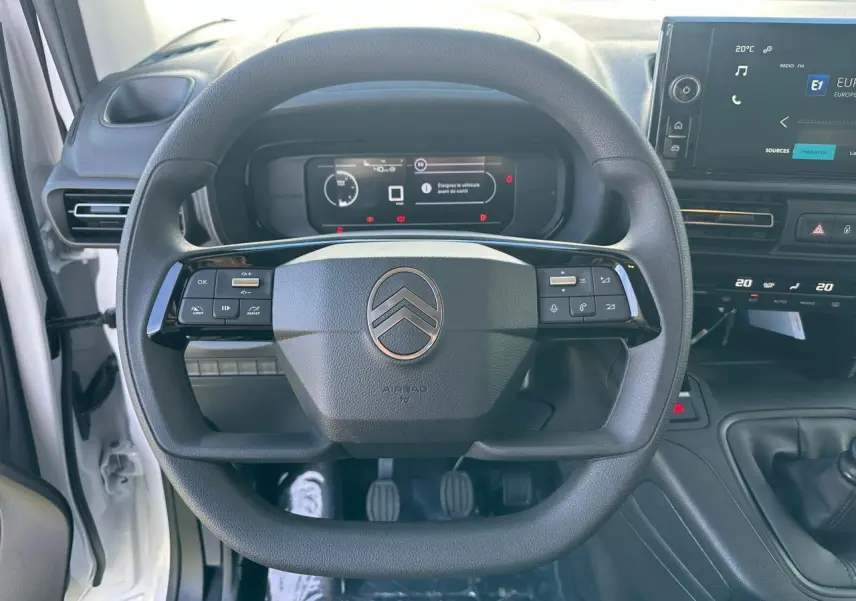 Poignée de porte noire brillante sur la porte avant gauche du Citroën Berlingo III blanc Icy, vue rapprochée en extérieur.