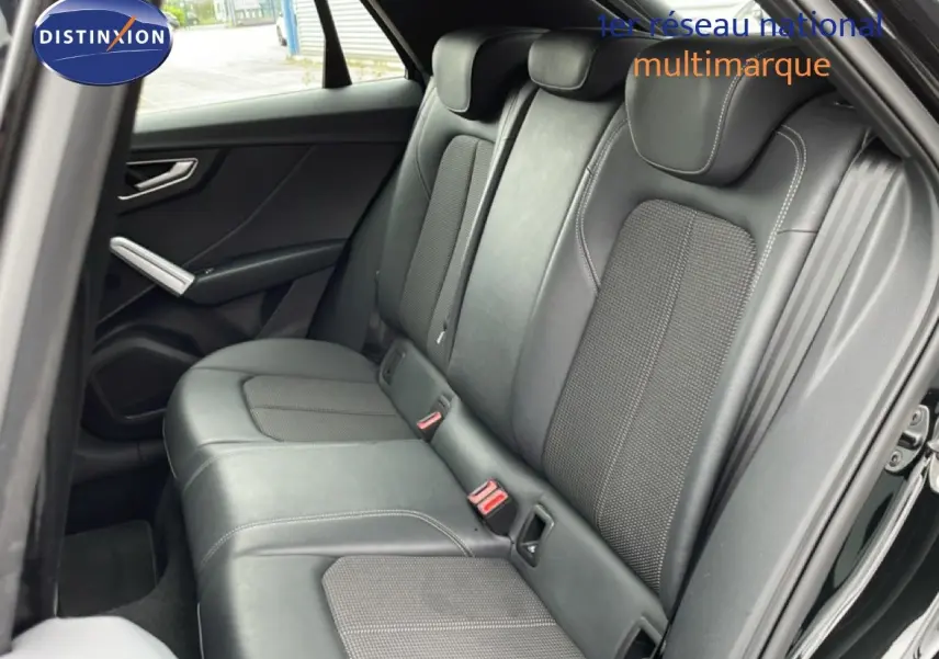 Vue intérieure côté droit sur les sièges arrière en cuir noir de l'Audi Q2 35 2.0 TDI S-Line 2025.