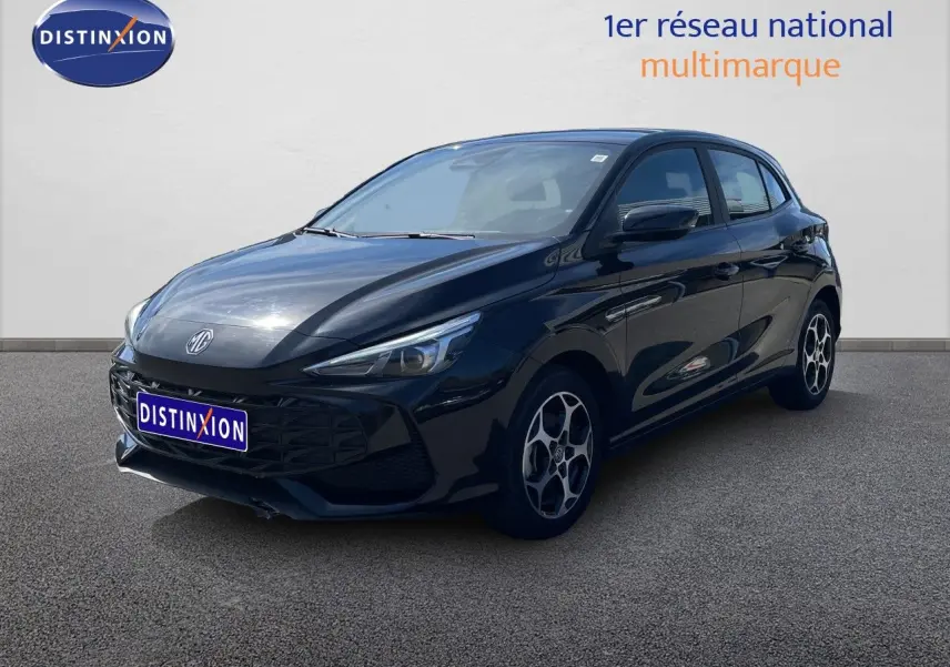 MG3 1.5L Hybrid+ 195ch Comfort en Pebble Black Metal, vue 3/4 avant droit avec jantes distinctives.