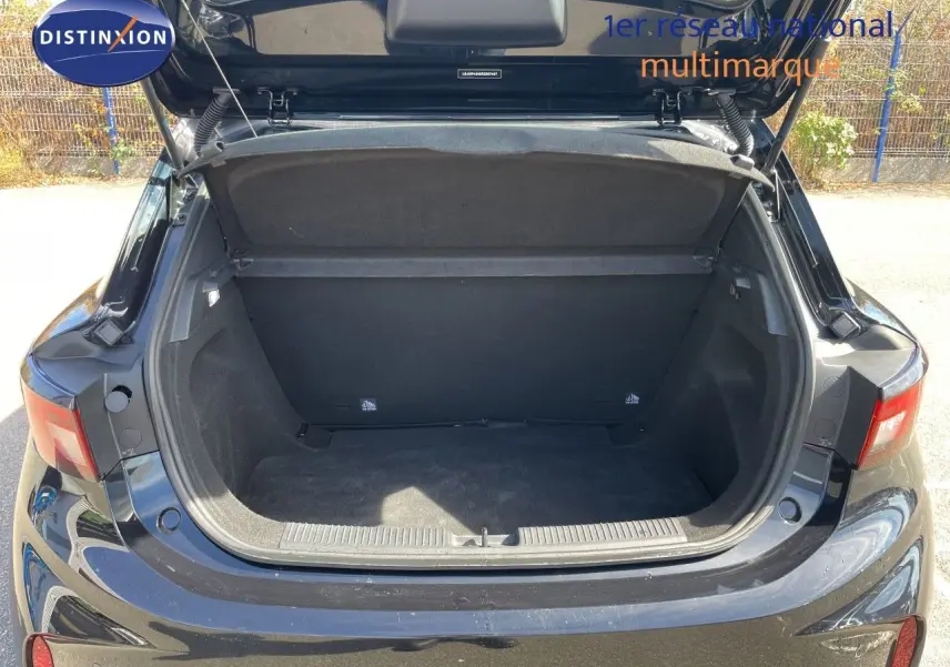 Coffre ouvert vu de l'arrière d'une MG3 1.5L Hybrid+ 195ch Comfort noire Pebble Black Metal en extérieur.