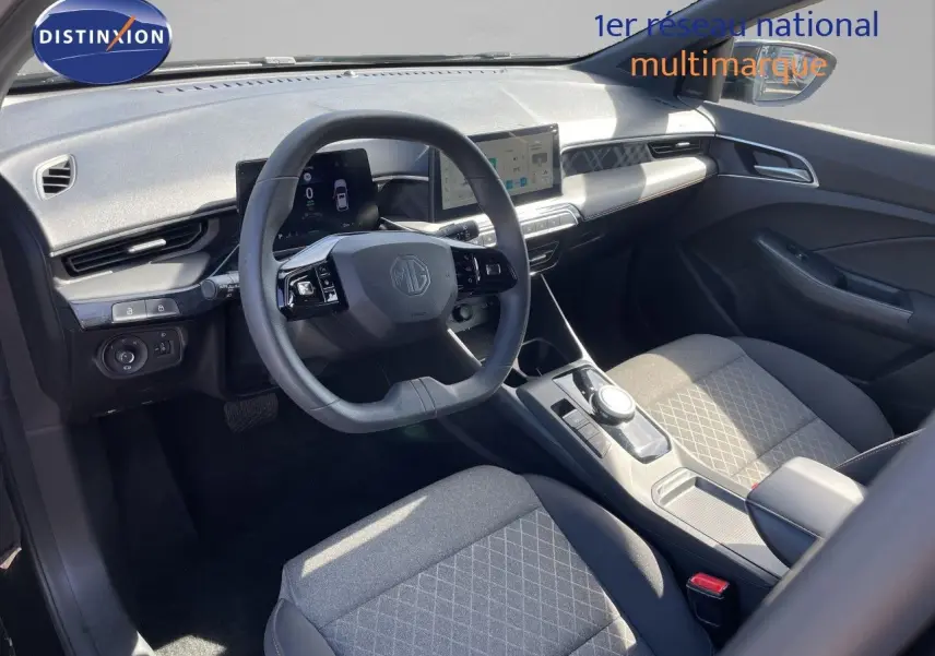 Vue intérieure côté conducteur du MG3 2024 avec tableau de bord numérique et sellerie tissu gris noir.