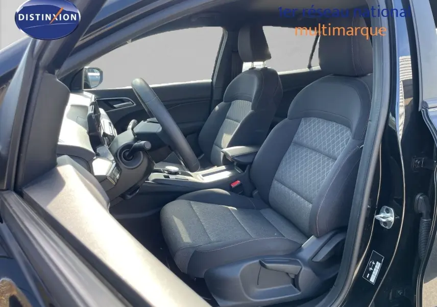 Vue intérieure côté conducteur de la MG3 1.5L Hybrid+ 2024 en Pebble Black Metal, sièges tissu gris noir avec motifs.