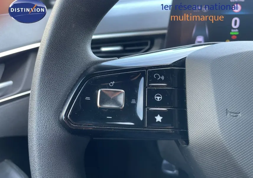 Détail du côté gauche du volant du MG3 2024 Pebble Black Metal, avec commandes multifonctions et tableau de bord en arrière-plan.