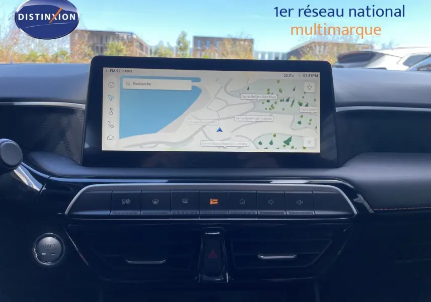 Vue intérieure centrée sur l’écran tactile du tableau de bord du MG3 1.5L Hybrid+ 2024 en Pebble Black Metal.
