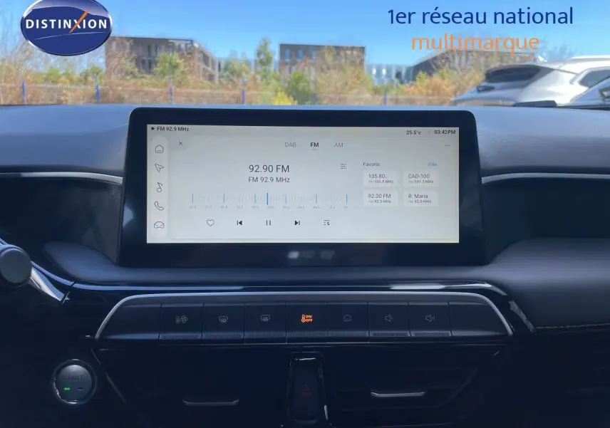 Vue intérieure du tableau de bord du MG3 2024 en Pebble Black Metal, avec écran tactile central affichant la radio FM.