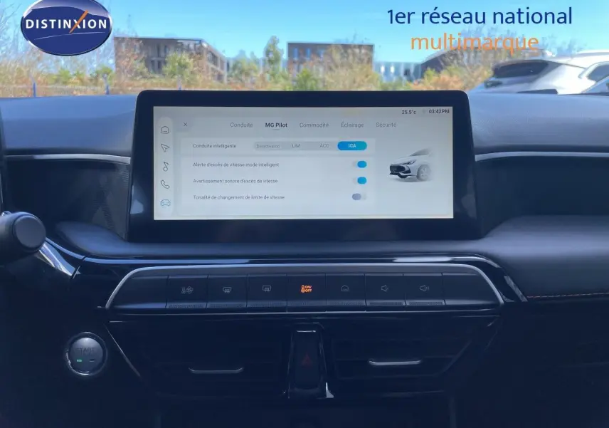 Vue frontale du tableau de bord du MG3 1.5L Hybrid+ 2024 en Pebble Black Metal, avec écran tactile central allumé.