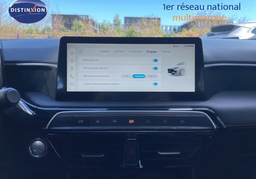 Vue intérieure du tableau de bord du MG3 2024 avec écran tactile central affichant les réglages d’éclairage.