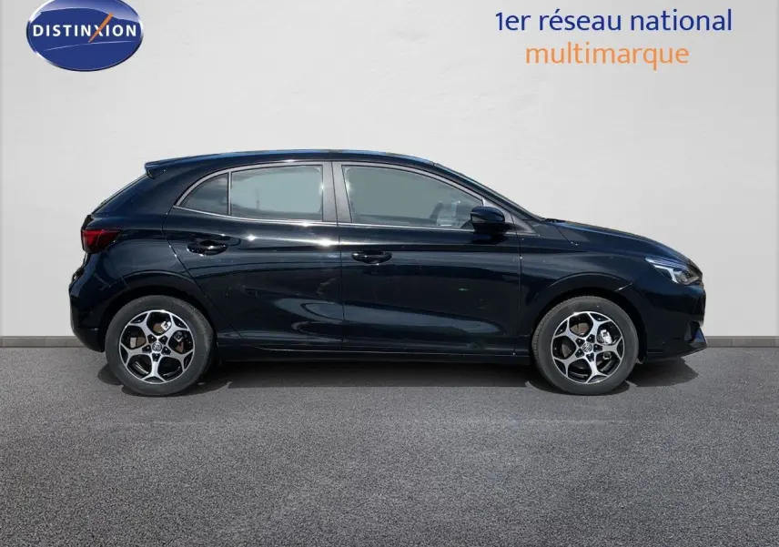 Vue latérale droite d'une MG3 1.5L Hybrid+ 195ch en noir Pebble Black Metal avec jantes alliage distinctives.