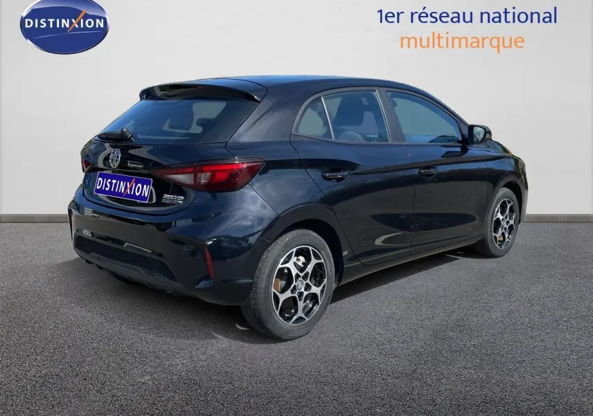 Vue 3/4 arrière droite d'une MG3 2024 Pebble Black Metal avec jantes alliage et feux arrière LED distinctifs.