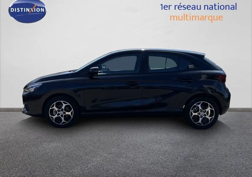 Vue latérale droite d'une MG3 1.5L Hybrid+ 195ch Comfort noire Pebble Black Metal, avec jantes alliage distinctives.