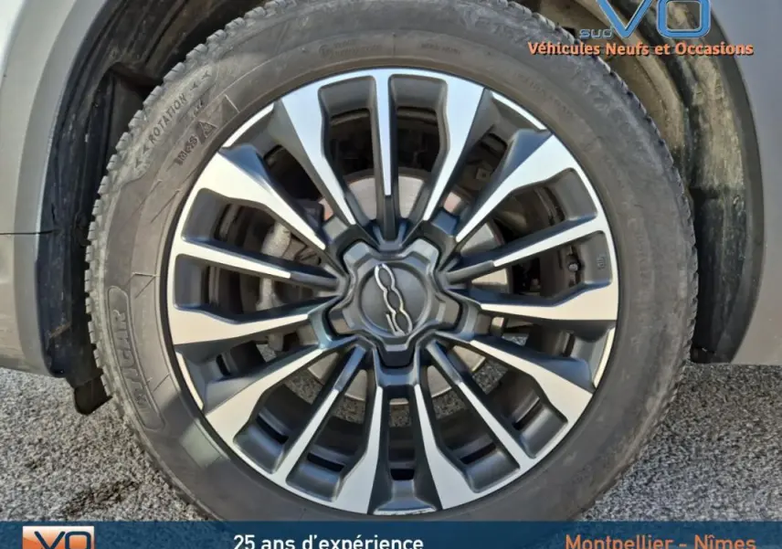 Gros plan sur la jante alliage 17 pouces gris anthracite du FIAT 500X gris clair version Cross 2022.