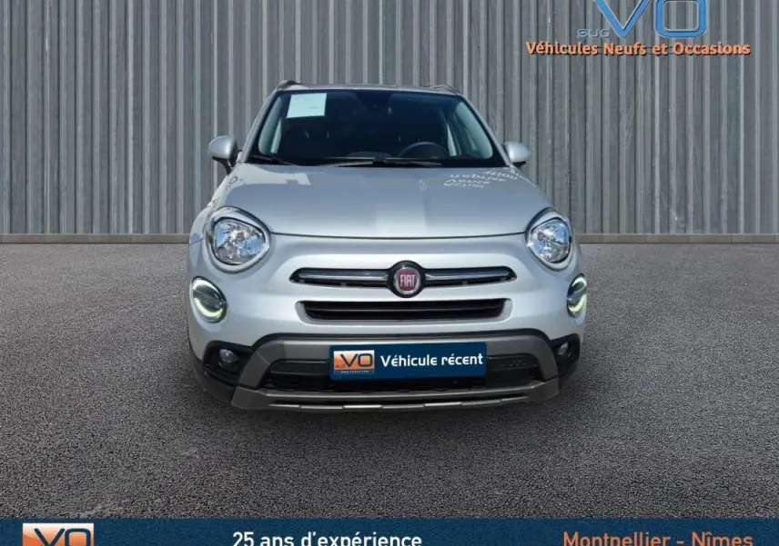 Vue frontale d'un FIAT 500X gris clair avec phares LED et calandre distinctive, sur fond neutre extérieur.