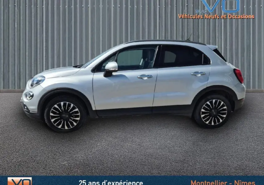 Profil latéral droit d'un FIAT 500X gris clair MY21 avec jantes alliage noires et détails noirs contrastants.