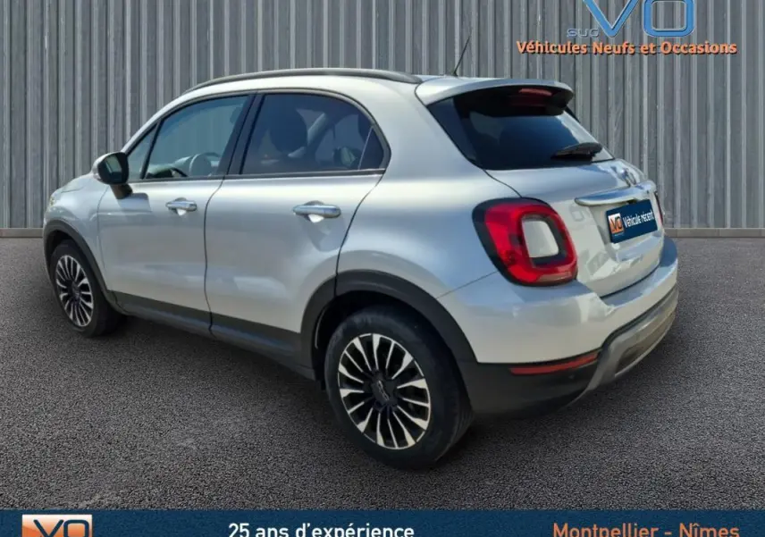 Vue 3/4 arrière droite d'un Fiat 500X gris clair avec jantes alliage 17 pouces et vitres teintées.