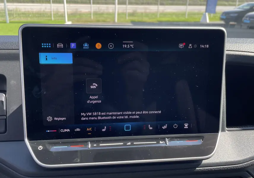 Écran tactile 10'' du système de navigation Discover Média dans le tableau de bord du Volkswagen Crafter gris Indium.