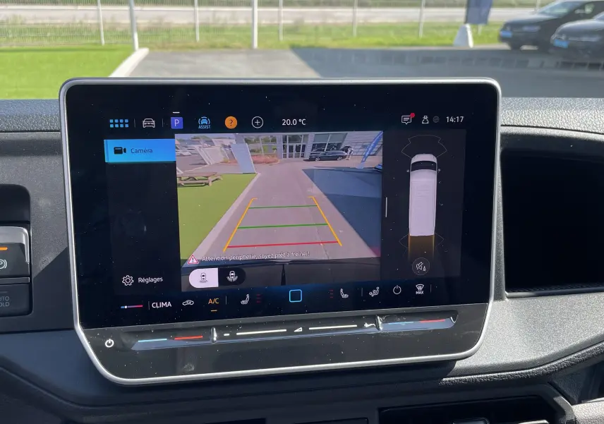 Écran tactile 10,4'' du système de navigation du Volkswagen Crafter gris Indium, vue intérieure du tableau de bord.