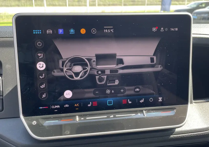 Écran tactile 10 pouces du système de navigation Discover Média dans le tableau de bord du Volkswagen Crafter gris Indium.