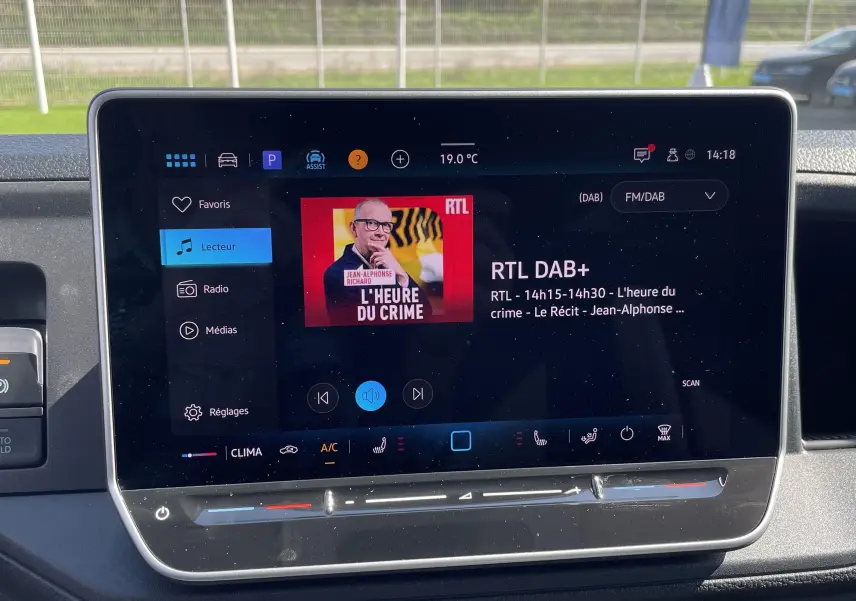 Écran tactile 10,4'' du système multimédia Discover Média dans le tableau de bord du Volkswagen Crafter Van gris Indium.