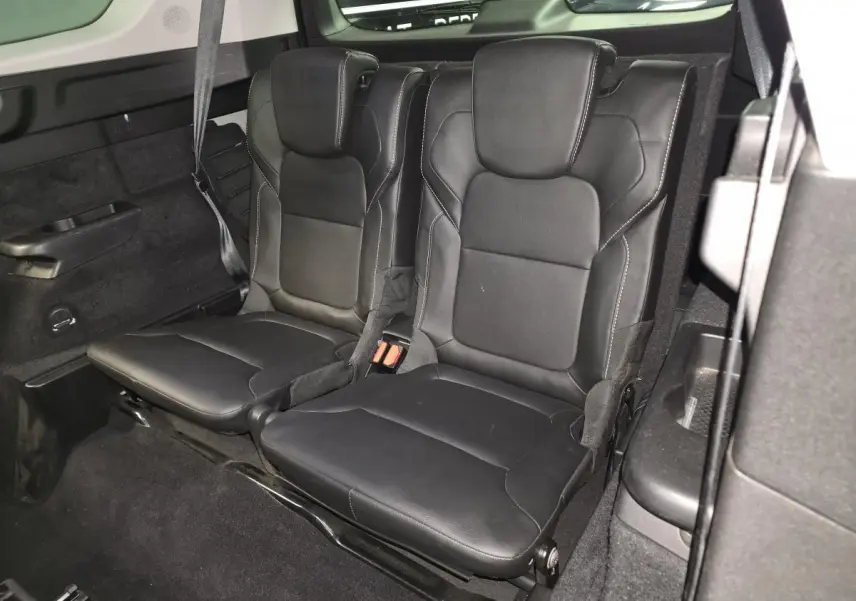 Sièges en cuir carbone foncé de la troisième rangée du Renault Scenic Grand blanc, vue intérieure arrière droite.