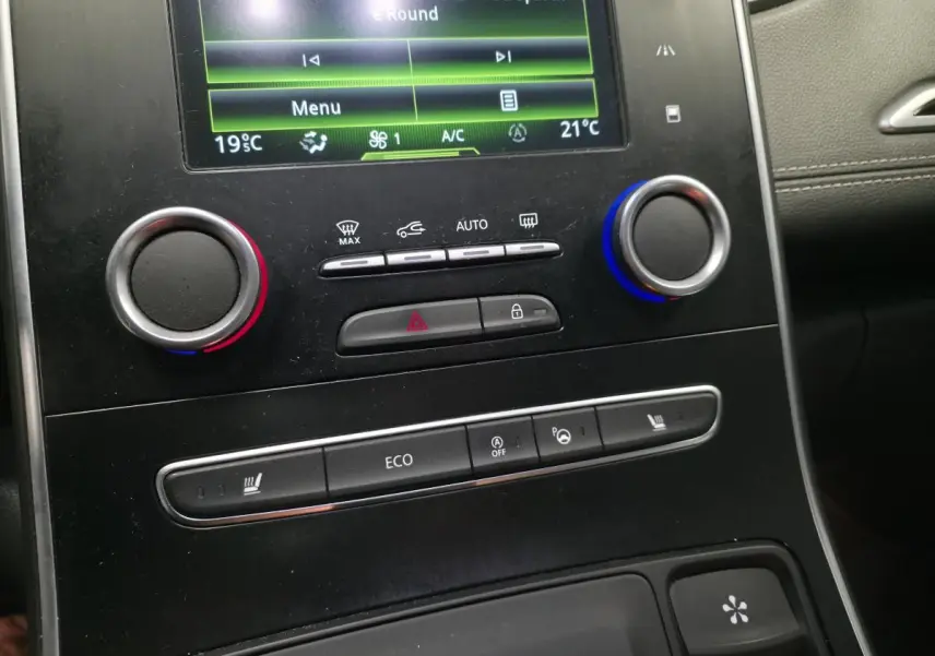 Détail de la console centrale noire du Renault Scenic 2017 avec commandes climatisation et écran tactile.