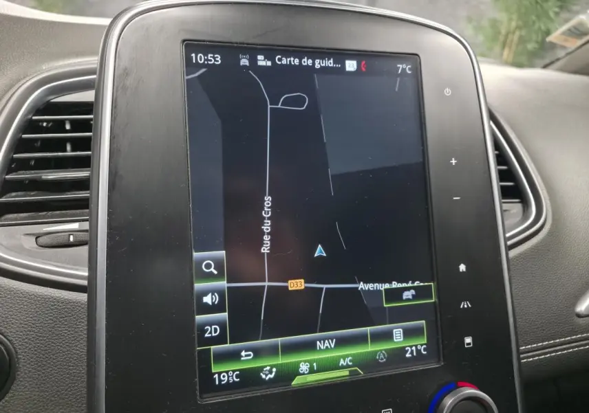 Écran tactile central avec navigation active dans l'habitacle du Renault Scénic Grand blanc, vue de face.