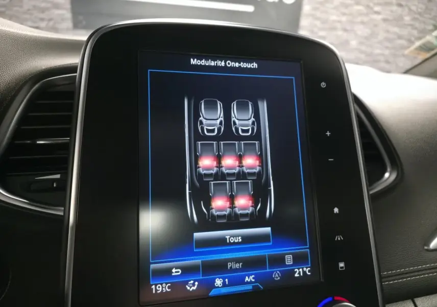 Écran tactile intérieur montrant la modularité One-touch des sièges du Renault Scenic Grand blanc 7 places.