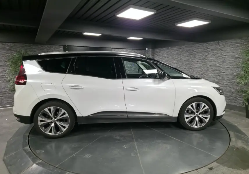 Renault Scenic Grand 1.6 dCi blanc nacré vu de profil côté gauche avec toit noir et jantes alliage 20 pouces.