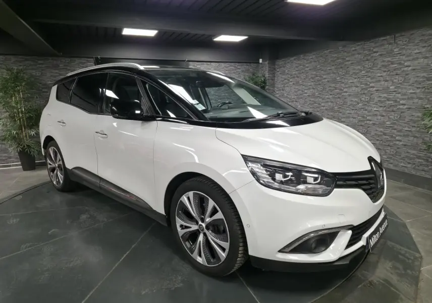 Renault Scénic Grand 1.6 dCi blanc nacré en 3/4 avant droit avec toit noir et jantes alliage 20 pouces.