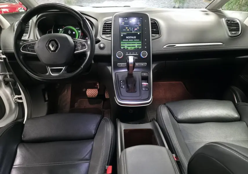 Intérieur noir cuir du Renault Scénic 2017, vue frontale sur tableau de bord et console centrale tactile.