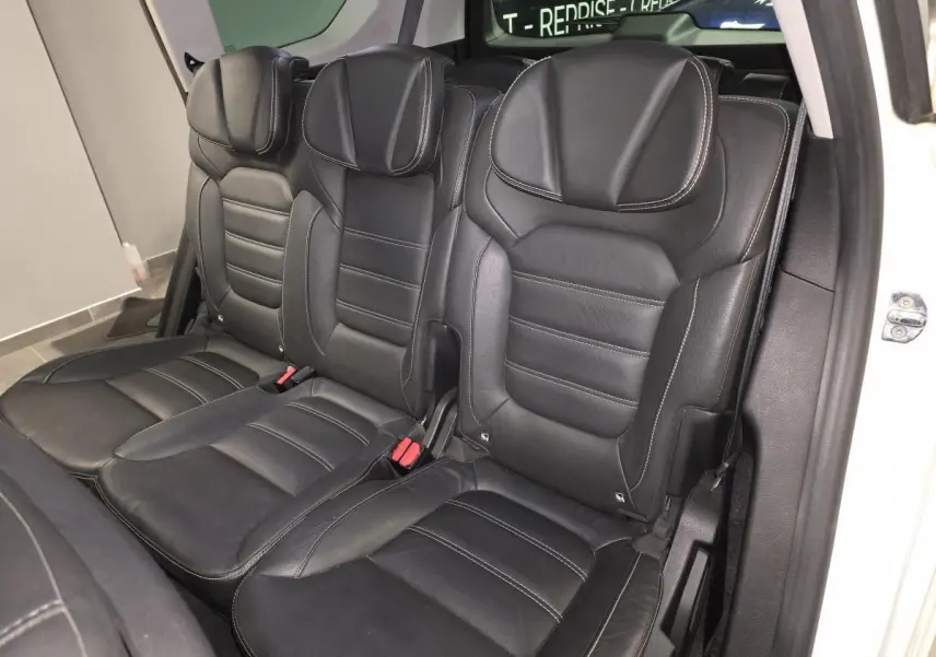 Vue rapprochée des sièges arrière en cuir carbone foncé du Renault Scenic Grand 7 places blanc, côté droit ouvert.