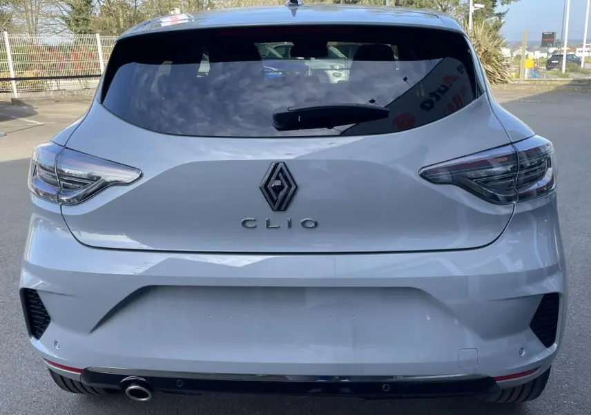 Vue arrière d'une Renault Clio Gris Rafale 2025 avec feux LED et sortie d'échappement chromée visible.