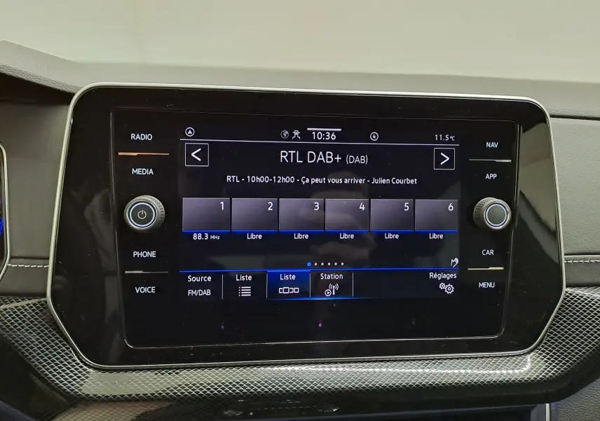 Vue rapprochée de l'écran tactile central du Volkswagen T-Cross blanc 2025, affichant la radio numérique RTL DAB+.