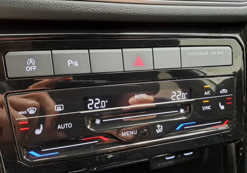 Panneau de commande de la climatisation du Volkswagen T-Cross 2025, affichage digital avec réglages à 22°C.