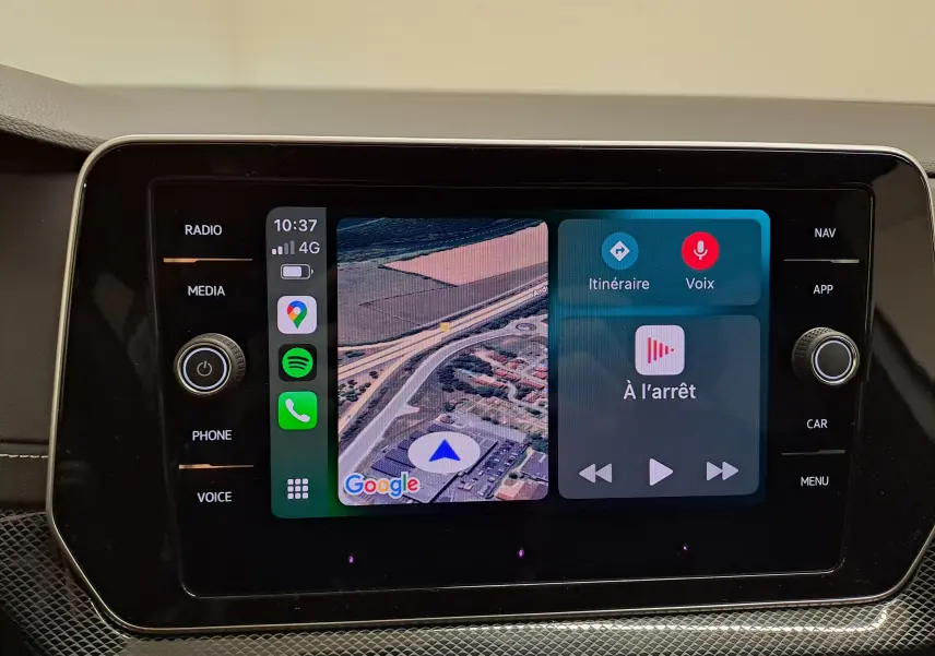 Écran tactile central du Volkswagen T-Cross 2025 affichant la navigation et les commandes multimédias, intérieur noir.