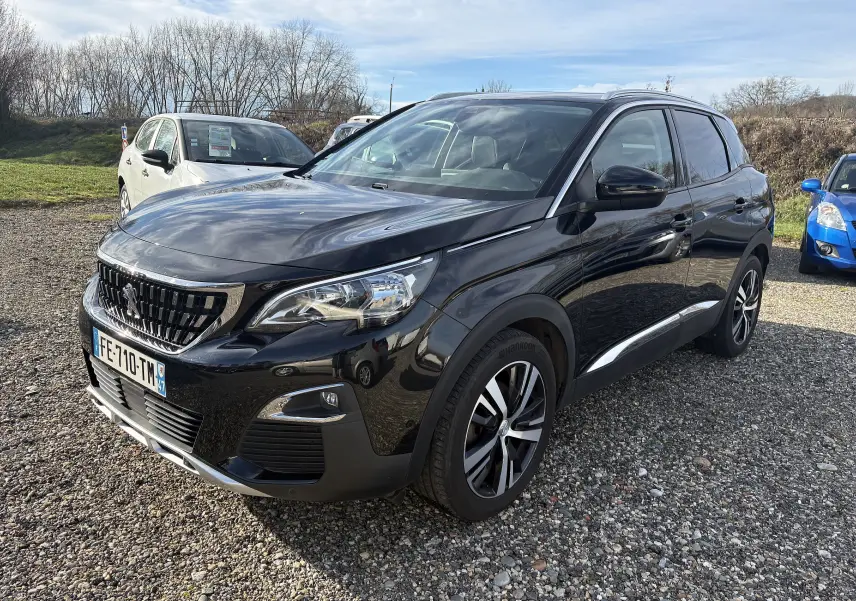 Peugeot 3008 II diesel noire vue en 3/4 avant droit, avec jantes alliage et calandre chromée distinctive.