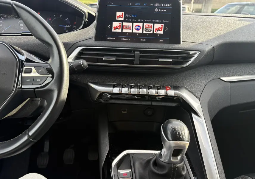 Vue intérieure côté conducteur du Peugeot 3008 II 2019, avec tableau de bord, écran tactile et levier de vitesses manuel.