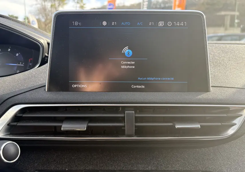 Écran tactile central du tableau de bord du Peugeot 3008 II 2019, affichant la connexion Bluetooth, entouré de grilles d’aération noires.
