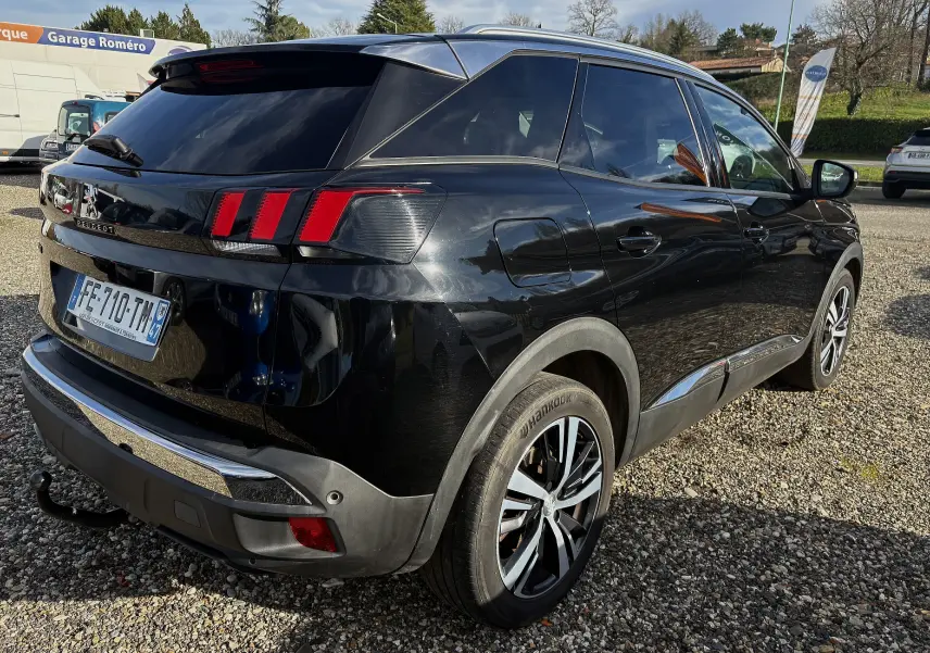 Vue 3/4 arrière droite d’un Peugeot 3008 noir 2019 avec feux arrière distinctifs et attelage de remorque visible.