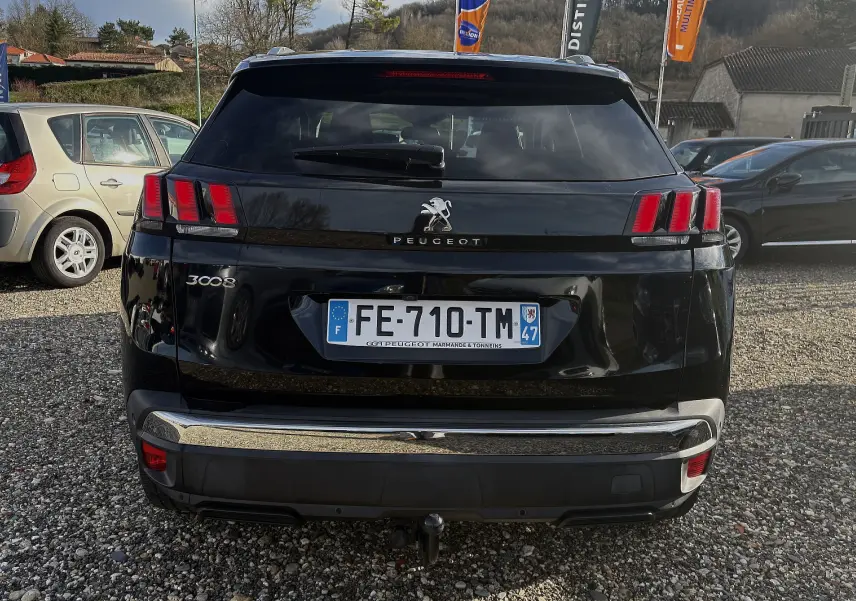 Vue arrière d’un Peugeot 3008 noir de 2019, avec feux arrière distinctifs et attelage visible sur un parking extérieur.