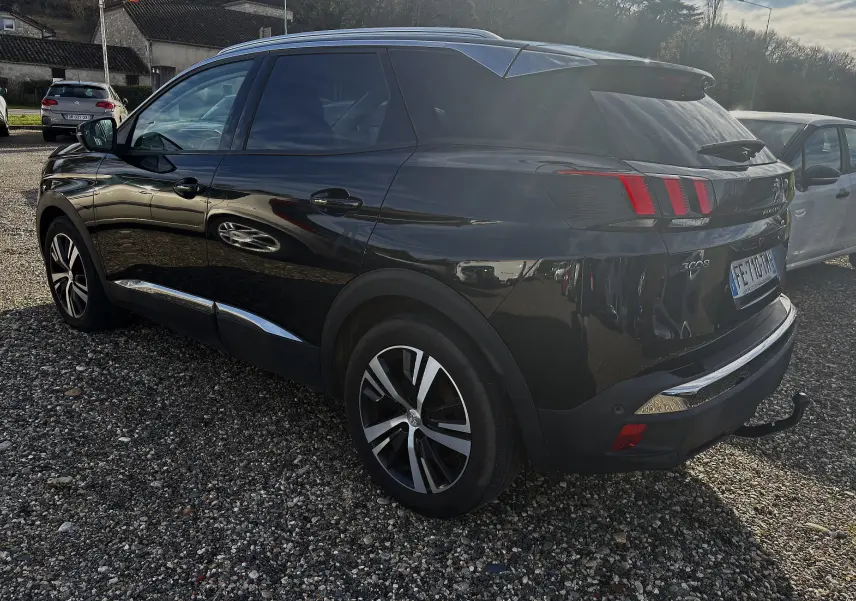 Vue 3/4 arrière droite d'un Peugeot 3008 noir 2019 avec feux arrière distinctifs et attelage de remorque.