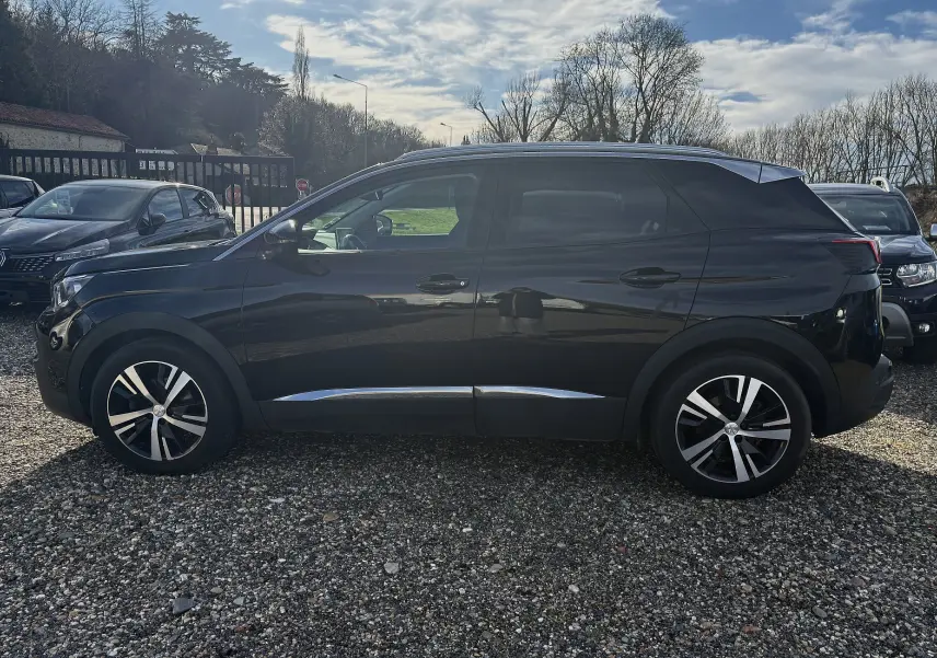 Vue de profil côté gauche d'un Peugeot 3008 noir de 2019 avec jantes alliage et détails chromés sur le bas de caisse.