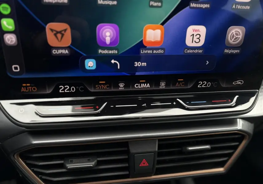 Détail de la console centrale du CUPRA LEON ST 2025 avec écran tactile HD et commandes climatisation digitales.
