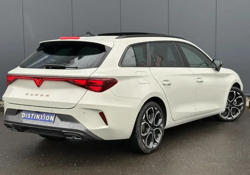 Vue 3/4 arrière droite de la CUPRA Leon ST gris Taiga avec jantes alliage 18'' et toit ouvrant panoramique.