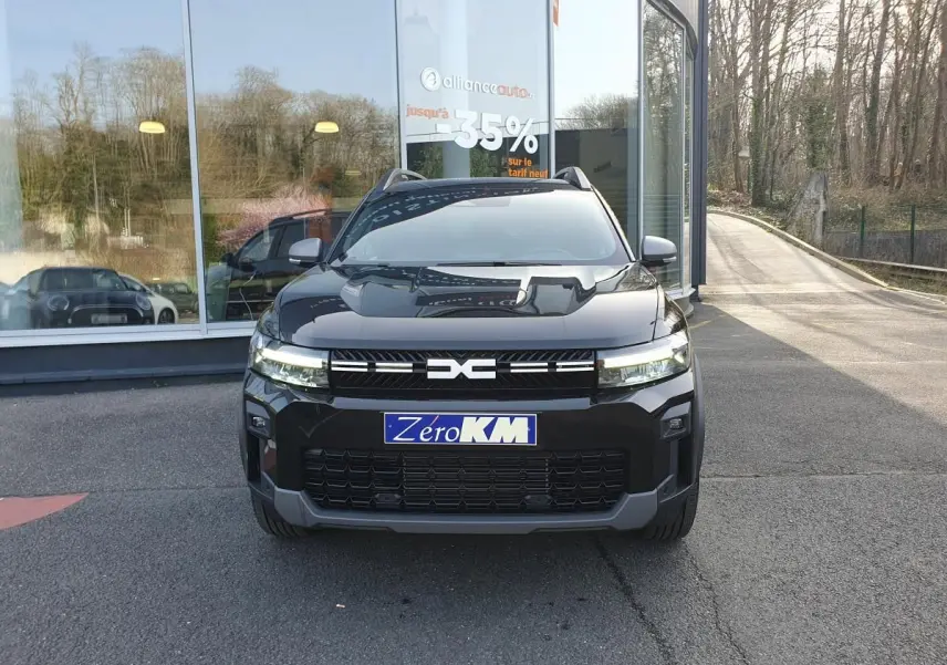 Vue frontale d'un Dacia Bigster noir Perla avec signature lumineuse LED et toit panoramique visible.