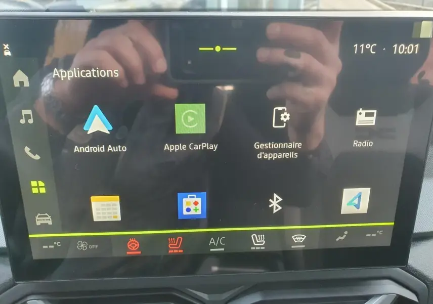 Écran tactile central du tableau de bord du Dacia Bigster 2026 affichant les applications Android Auto et Apple CarPlay.