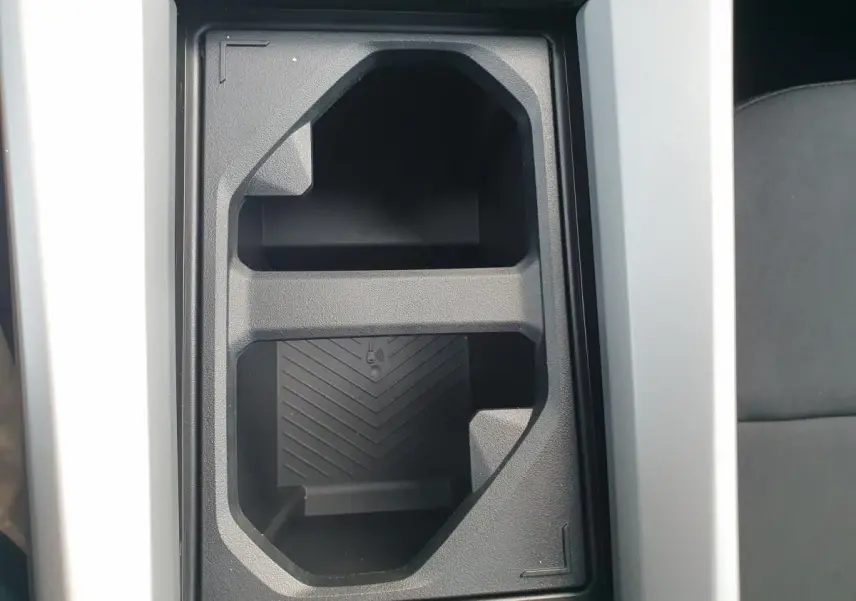 Gros plan sur le rangement central noir mat avec surface antidérapante du Dacia Bigster 2026 intérieur.