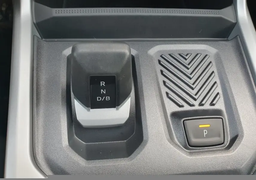 Gros plan sur le levier de vitesses automatique et bouton de frein de parking électrique du Dacia Bigster 2026, intérieur noir.