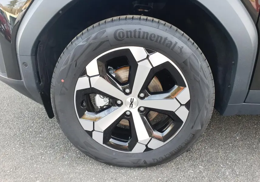 Gros plan sur la jante alliage 18” diamantée Tagasan côté avant droit du Dacia Bigster noir Perla.